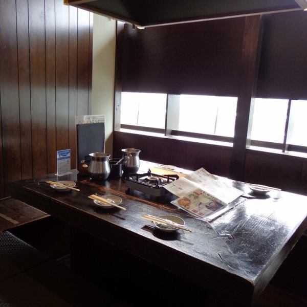 掘りごたつの半個室とテーブル席をご用意。どちらも落ち着いてお食事していただけます。1部屋で最大30名様まで可能！