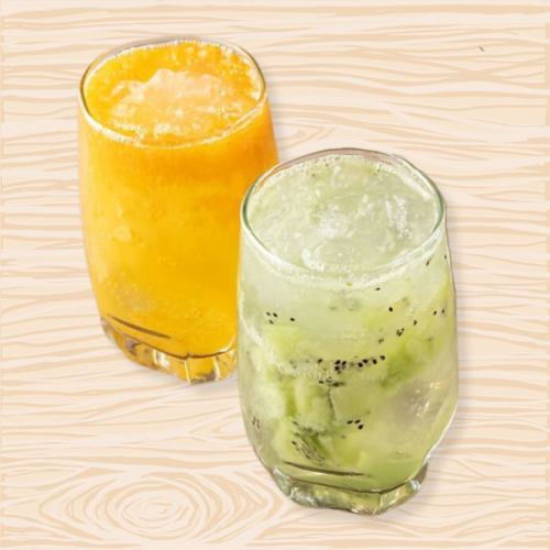 含胶原蛋白的酸味饮料和水果利口酒