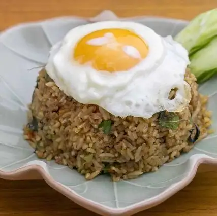 名工房セラドン社とタイアップしており、美しいグリーンの器でお料理を提供しています。細部までこだわり抜かれたテーブルウェアが本場の空気を演出し、視覚からも非日常のひとときを感じさせます。女子会やデートなど特別な時間を過ごしたいシーンにもぴったりで、洗練されたおもてなしと居心地の良い空間が広がります◎