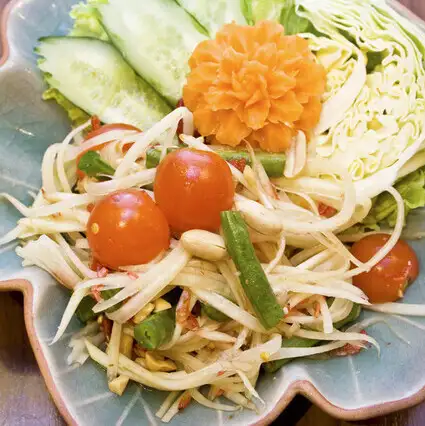 新鮮な野菜と海鮮をふんだんに使用した充実の品