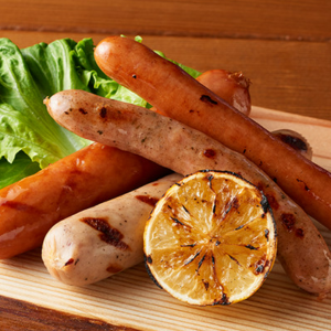 Assortment of 4 kinds of grilled sausages with grilled lemon