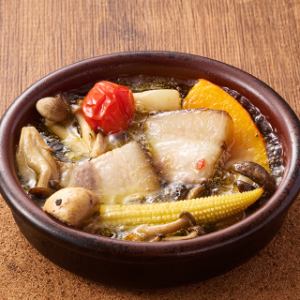 ヤマトポークの自家製ベーコンときのこのアヒージョ