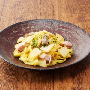 新じゃがとヤマトポークの自家製ベーコンクリームパスタ
