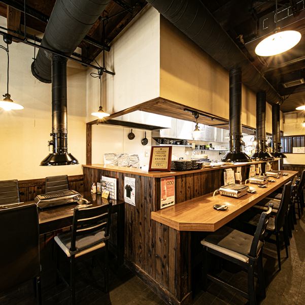 [Counter/table seats] Counter seats up to 6 people.2 tables with seating for 4.At the counter, you can enjoy yakiniku while watching it being cooked right in front of you and chatting with the staff. This seating is popular for anniversaries, dates, and private occasions after work.