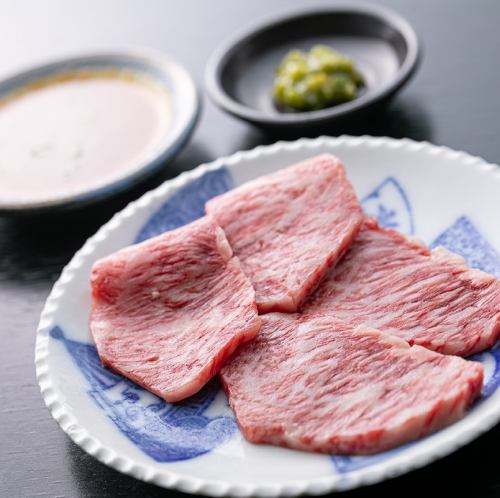 We offer carefully selected high-quality Japanese Black Beef at a reasonable price.