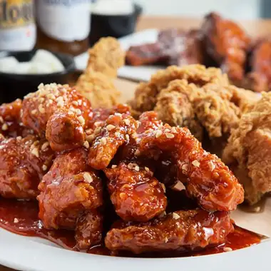 仅含餐食【鸡肉套餐】11道菜，包括嫩豆腐汤和3种自选鸡肉，每人4780日元（含税）