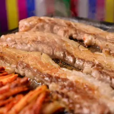 仅提供食物 [Dodam 套餐] 包含烤五花肉、海鲜煎饼等 10 道菜的套餐，每人 5780 日元（含税）。