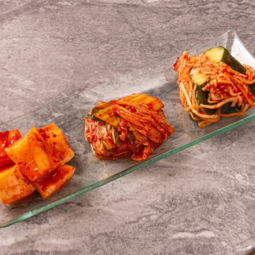 Assortment of three types of kimchi/assortment of five types of kimchi