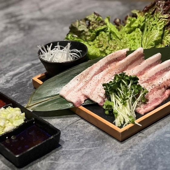 The [Samgyeopsal] made with Rokusan Kogen pork is our top recommendation!