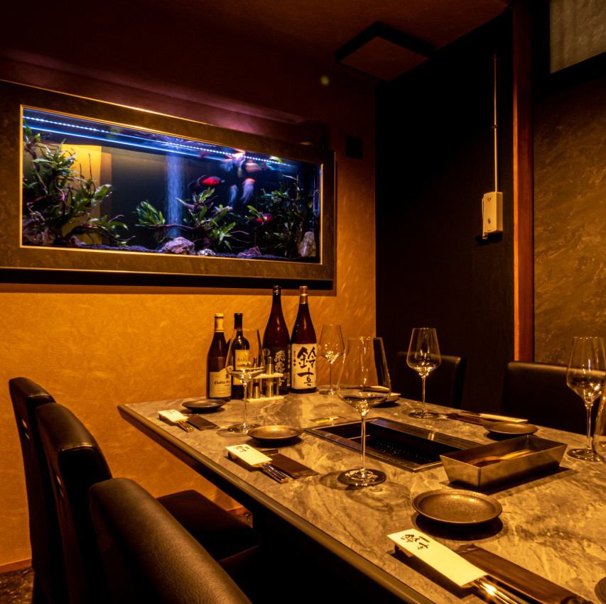 A table-type private room with black walls and indirect lighting provides an adult look♪
