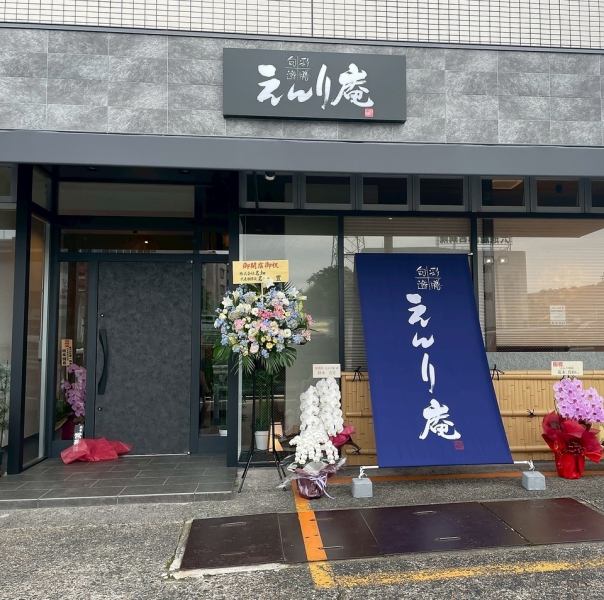 入り口をくぐった瞬間から和の趣を感じられる落ち着いた佇まいがお出迎え。店内は部屋ごとに異なる雰囲気を演出しており、中には和モダンな雰囲気にジャズが静かに流れる、上質でくつろげる空間もございます。伝統とモダンが調和した雰囲気の中で、心地よい時間をゆったりとお過ごしいただけます。