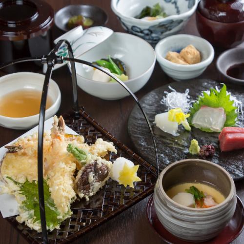 “天然鰹魚和海帶湯汁以及新鮮炸製的天婦羅”