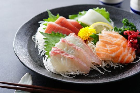 板前の目利きによる仕入れ『中央市場直送　鮮魚のお造り盛り合わせ』（3種～）