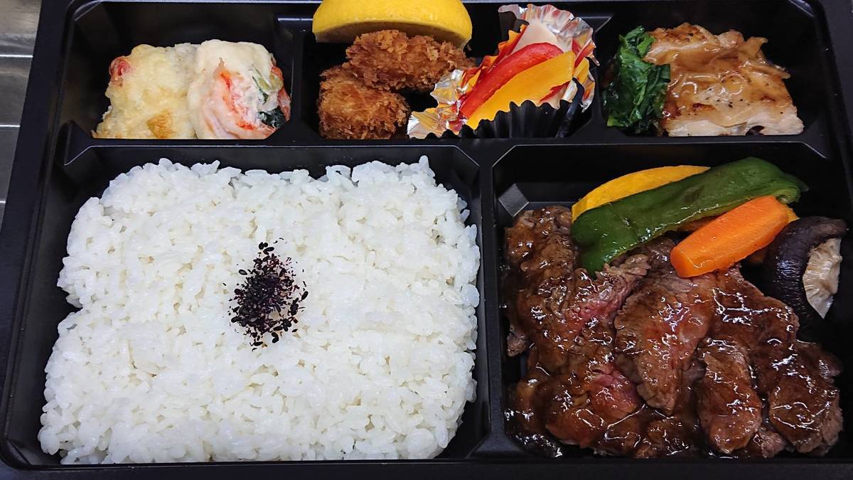 Large steak mixed lunch box \2160 including tea