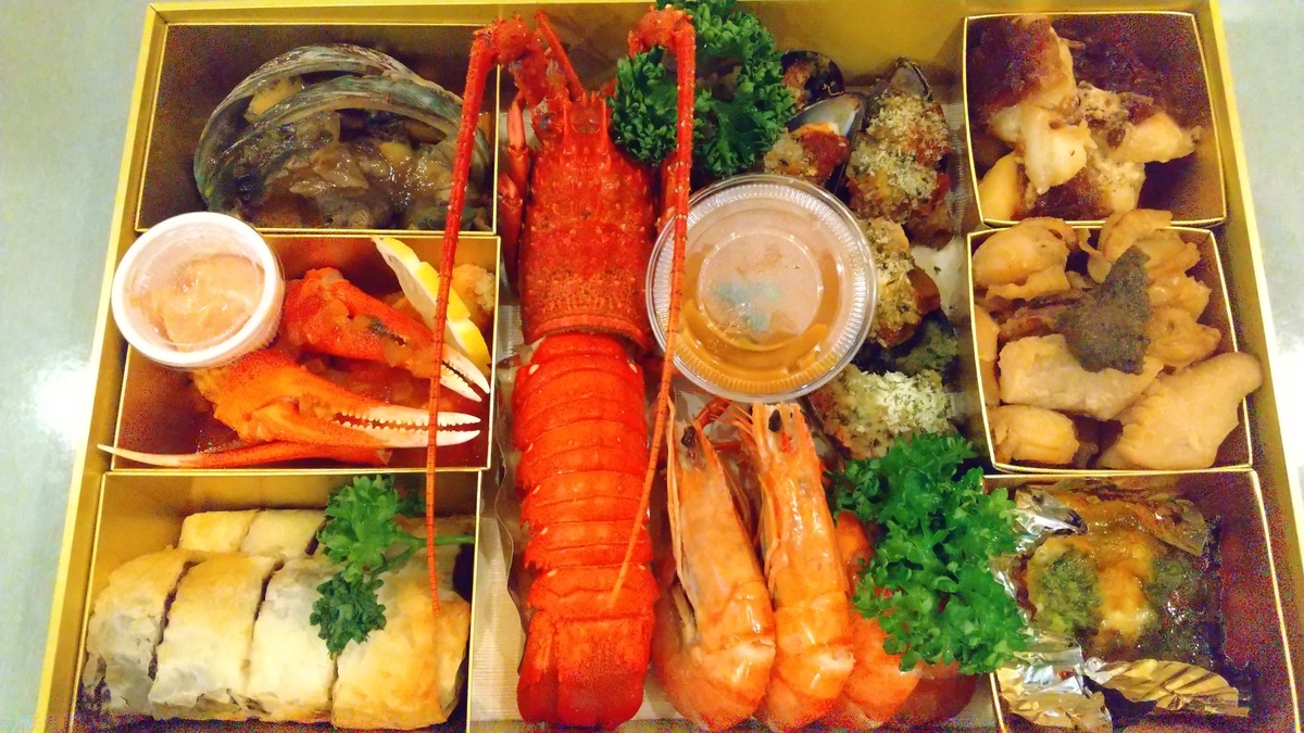 The images are from last year and may be subject to change due to availability etc. Please note.