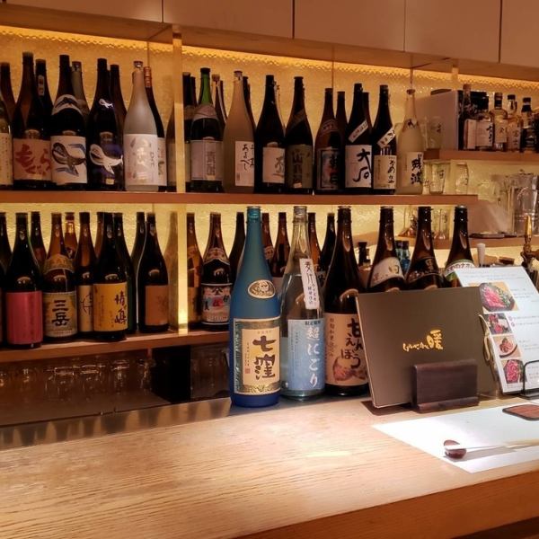 店内はテーブル席が4名様×4席、雰囲気漂うカウンター席を10席ご用意しております。テーブル席ではグループやご家族での食事、カウンター席では一人でも気軽にお食事をお楽しみいただけます。心地よい空間と温かなサービスを提供し、お客様にくつろいだひとときをお過ごしいただけるよう心掛けております。