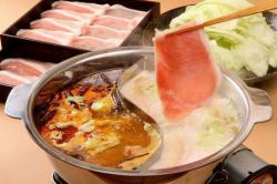 Domestic pork and lettuce shabu-shabu with ginger, two-color hot pot