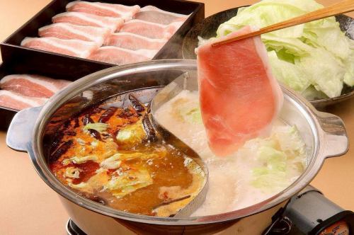 Domestic pork and lettuce shabu-shabu with ginger, two-color hot pot