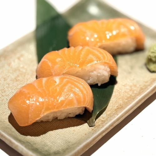 サーモンの握り寿司（3貫）