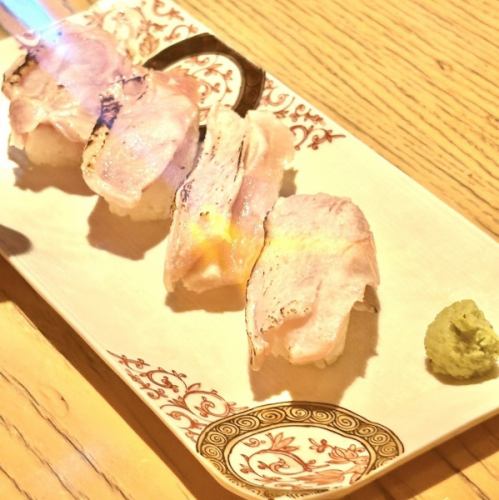 地鶏タタキの炙り肉寿司（4貫）