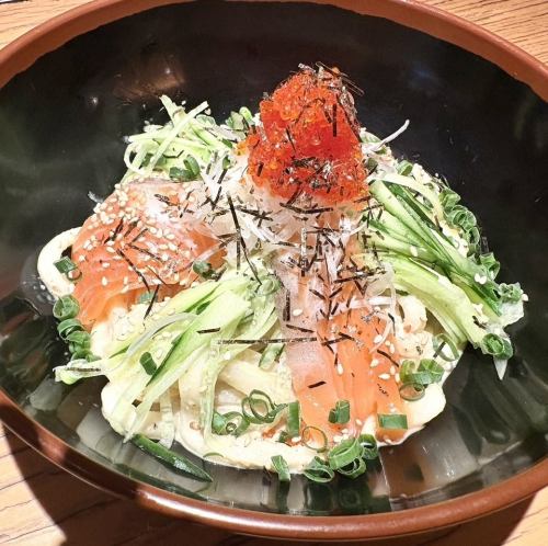 とびっことサーモンの冷製ごまダレうどん