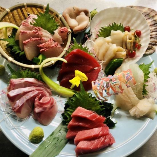 We recommend fresh seasonal seafood! We also have a large selection of rare sake.