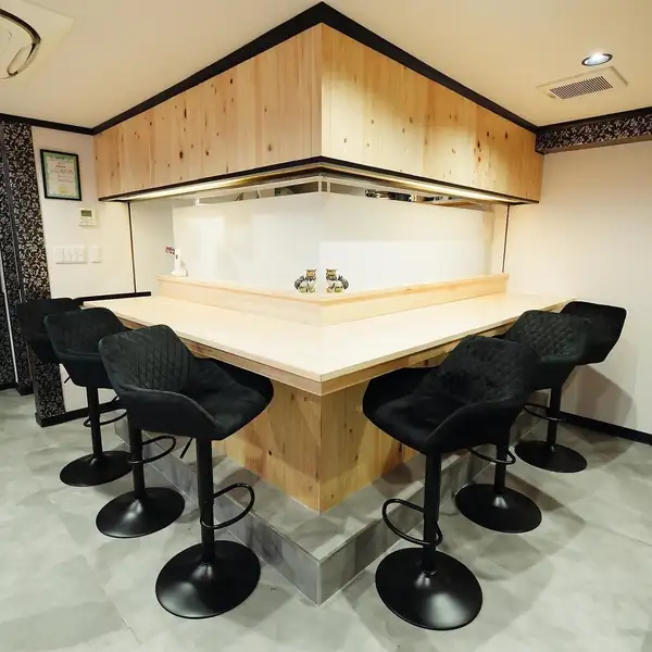 最大16名様までの店舗貸切に対応しております。会社の忘新年会や歓送迎会、ご家族・ご友人との特別な集まりに最適です。周りを気にすることなく、自慢の水晶鍋しゃぶしゃぶとこだわりの沖縄食材・お酒をご堪能いただけます。心残る素敵なひとときをお過ごしください。人数やご予算もご相談可能です。
