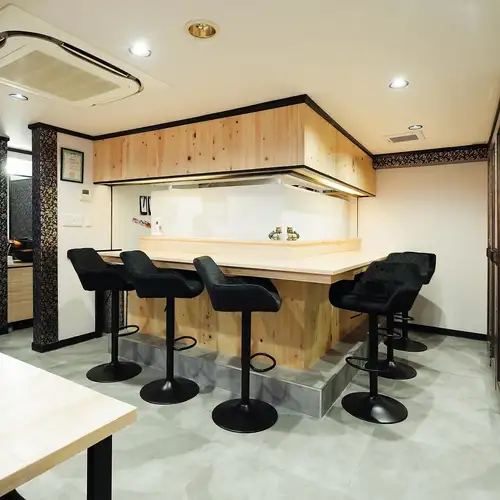 Spacious counter seats