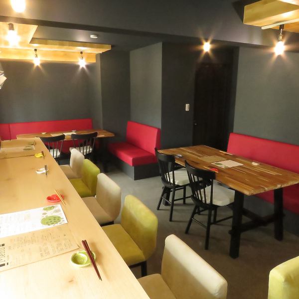 ≪上質な空間で癒しの時を≫店内は木の温もりを活かした落ち着きのある空間。間接照明が柔らかく照らす中、6名様用のテーブル席がゆとりをもって配置されており、静かで上質なひとときを演出します。ゆったりと会話を楽しめる空間は、大切な方とのデートや特別な記念日にぴったり。心から寛げる時間を、ぜひ当店で。