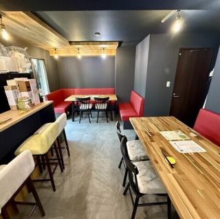 店内では貸切も承っております。最大22名様までの宴会が可能ですので、会社の飲み会や歓送迎会など様々な用途にご利用ください。おすすめの一品料理やメイン料理が楽しめるコースもご用意。ご予約をお待ちしております。