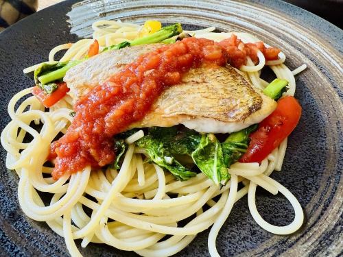 本日の魚と季節野菜のトマトパスタ