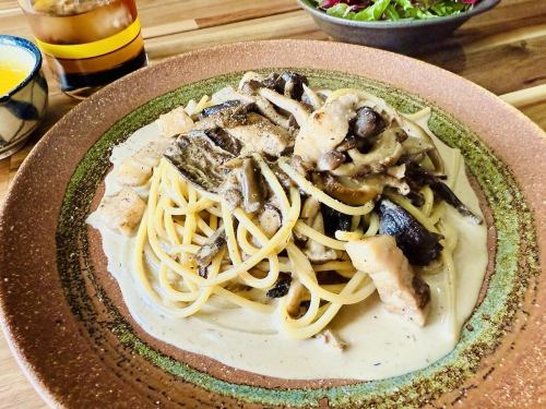 知多豚のポルチーニクリームパスタ