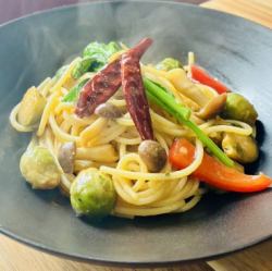 季節野菜の和製アンチョビペペロンチーノ