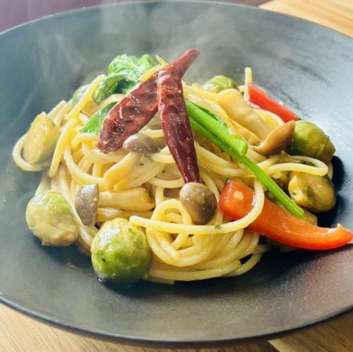 季節野菜の和製アンチョビペペロンチーノ