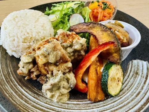 若鶏のソテー きのこデュクセルのクリームソース