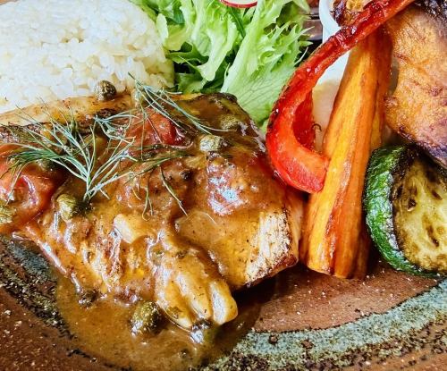 本日の魚のグリル ～フレッシュトマトの焦がしバターソース～