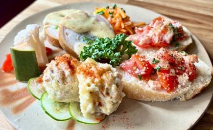 ６０００円アラカルト盛、牛肉のローストビーフ、本日の魚料理、スイーツ