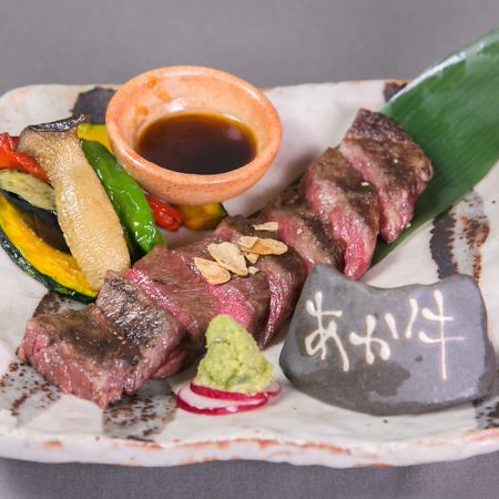 Charcoal-grilled lean red beef with special Kumamoto sauce