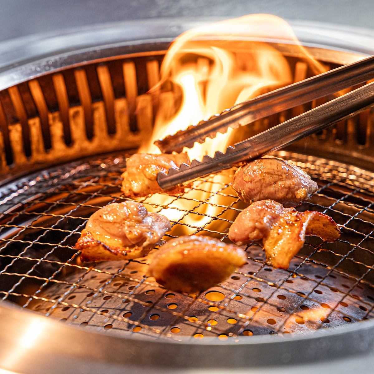 地鶏ひねどりを使用した焼鳥は、香ばしさとジューシーさが満点♪