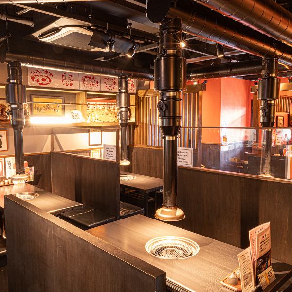 【アットホームな空間で、お客様との距離も近いのが魅力★】当店は、4人掛けテーブル席が6席、6名掛け掘り炬燵席が1席、4名掛け掘り炬燵が1席、カウンター4席がございます!お一人様から会社の宴会まで、さまざまなシーンでご利用可能です♪