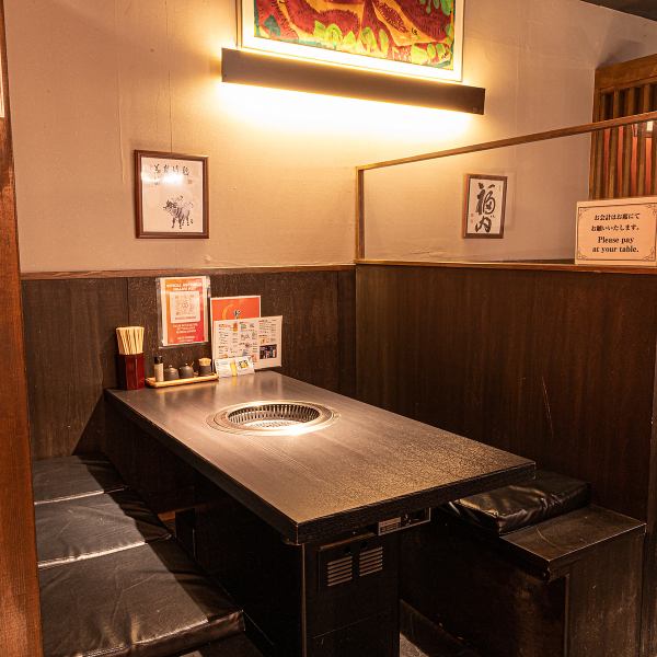 【リラックスした雰囲気で、楽しいひと時を!】掘り炬燵席では、足を伸ばしてゆったりとご飲食をお楽しみいただけます♪友人や恋人同士と、ご家族と、同僚と…。みんなでワイワイ盛り上がりながら、楽しい時間をお過ごしください!