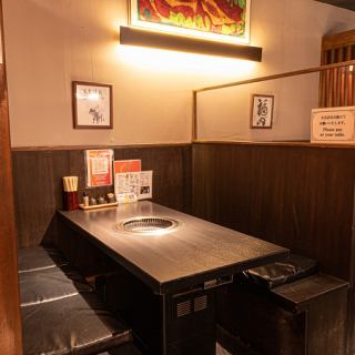 4名掛けのテーブル席は6席ございます。ご家族でのご利用にぴったりです◎ぜひ、家族みんなで至福のひとときをどうぞ♪