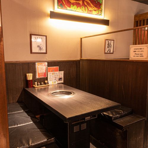 4名掛けのテーブル席は、会社の同僚との飲み会にもぴったり♪ぜひ、仲間と親睦を深める楽しい時間をお過ごしください！