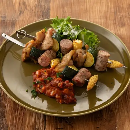 鶏もも肉と夏野菜の串焼き　オクラのトマトガンボソース
