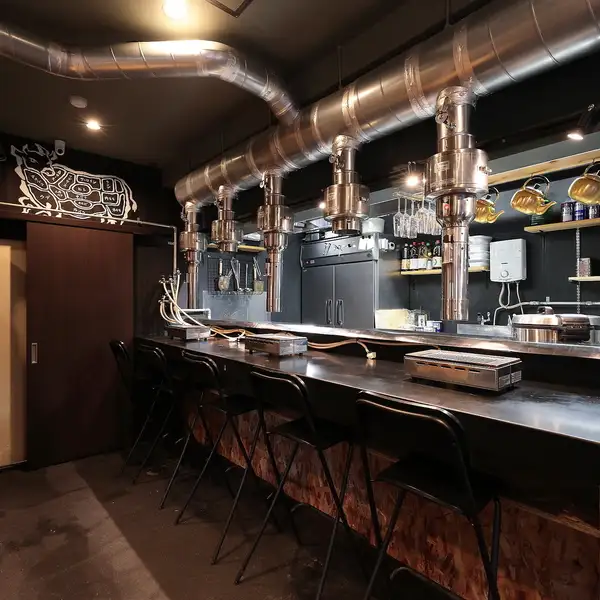 Counter seats where you can easily sit even if you're alone.Perfect for dinner after work, or for a light drink with some grilled meat.Enjoy your favorite meats little by little, at your own pace.