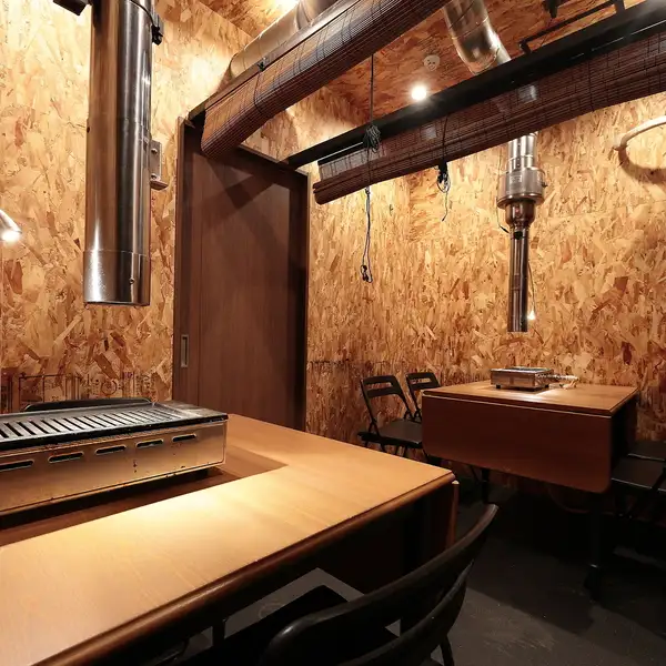 Table seating where you can enjoy your usual yakiniku with friends and family.Whether it's a day to enjoy a hearty meal of grilled meat with sauce and rice, or a day to slowly savor a drink and a single dish, this is the place for you.Please relax and take it easy.