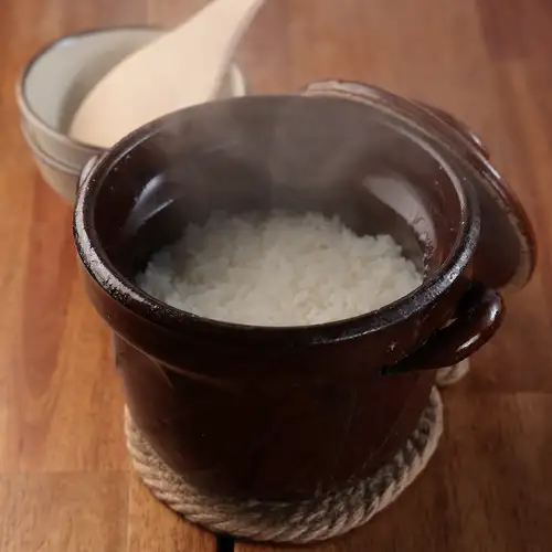 濃厚タレのお肉と相性抜群!炊き立て熱々の土鍋ごはん