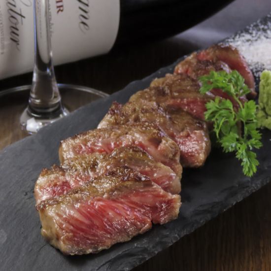 An izakaya where you can enjoy luxurious charcoal-grilled meat with wine! Recommended for all kinds of banquets!
