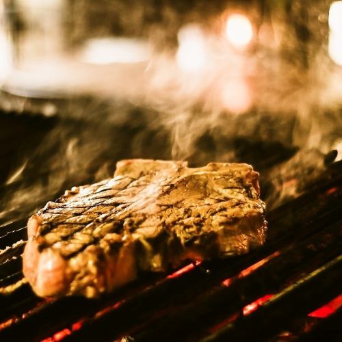 肉在木炭上慢慢烤