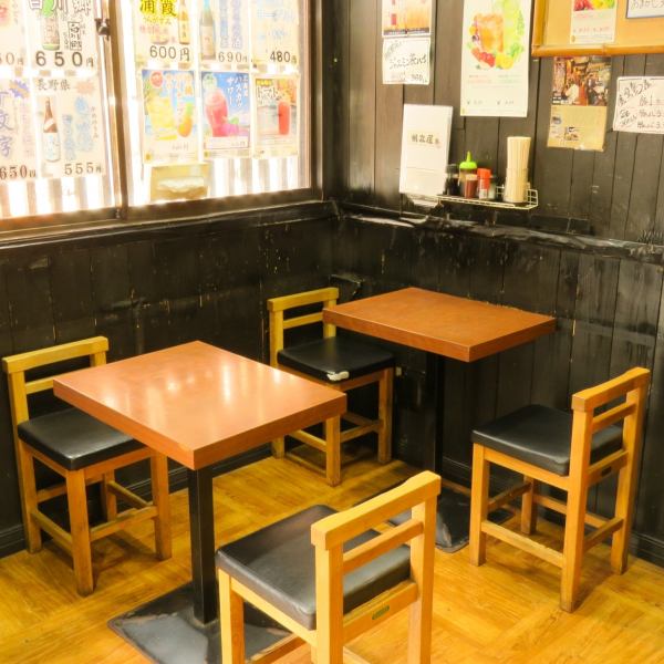 Inside that reminds me something old-fashioned atmosphere.We have table seats available for 2 people.It is also possible to adjust the chair in addition, so please feel free to contact us if you are requesting the number of people.